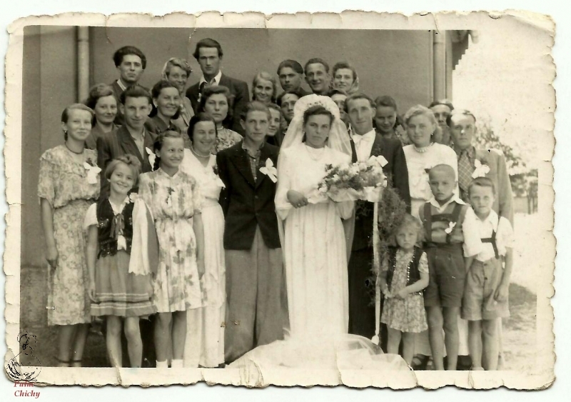 2-ślub JANA PRZYSIĘŻNEGO I JULII GAWRON 19.06.1953r odbył się w Małomicach. Przed domem w Bobrzanach str